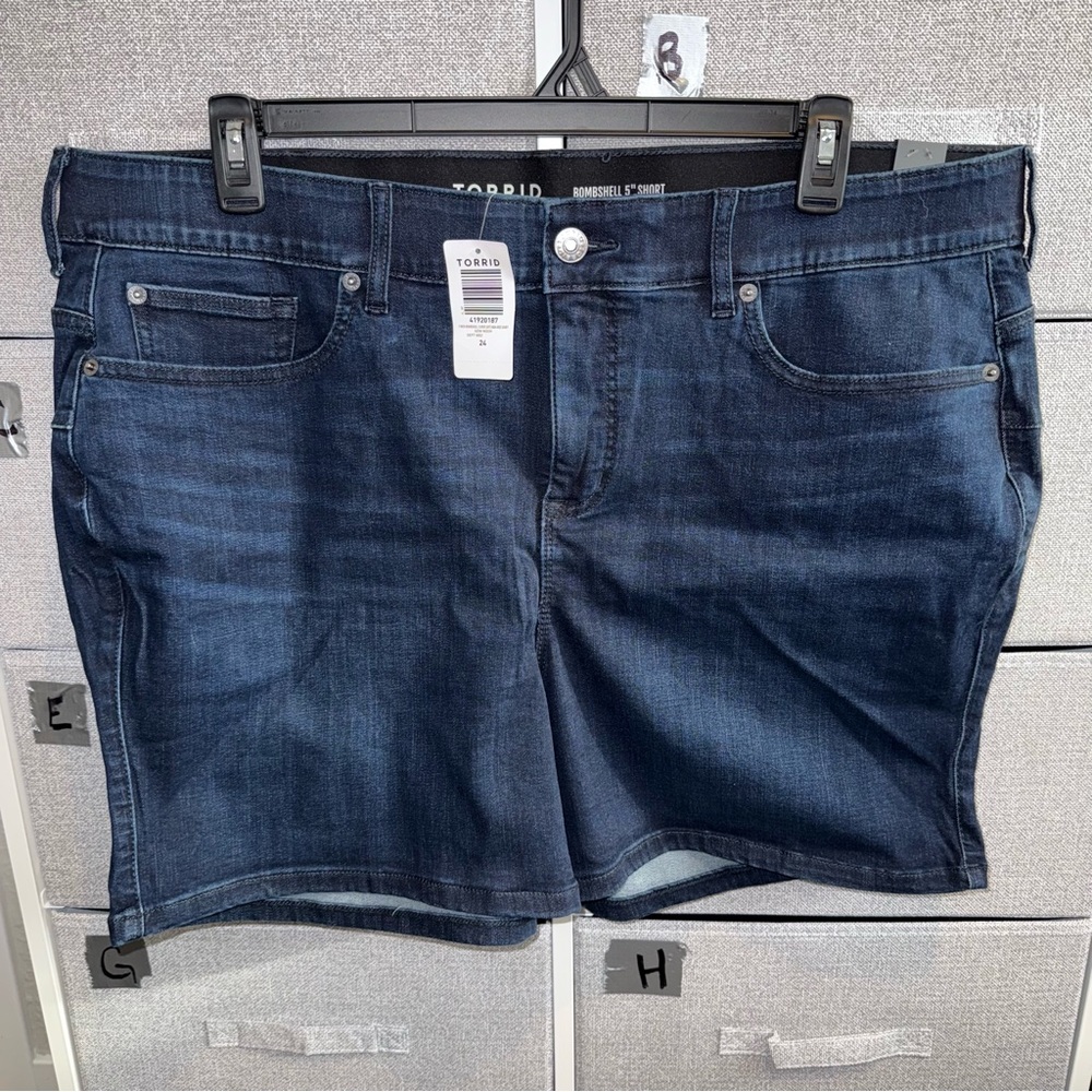 Torrid 5” inseam shorts size 24